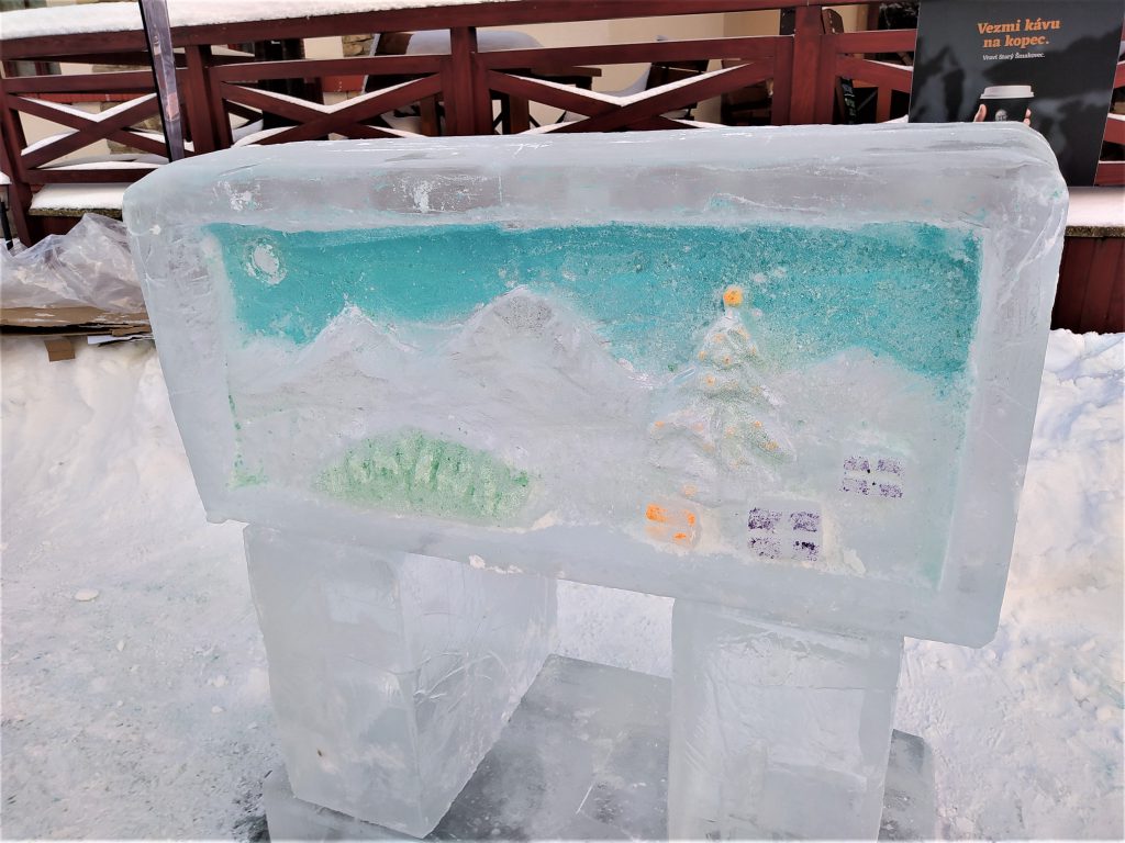 V Starom Smokovci pribudli ľadové obrazy, ktoré v sebe skrývajú aj detské motívy. Zdroj: OOCR Región Vysoké Tatry