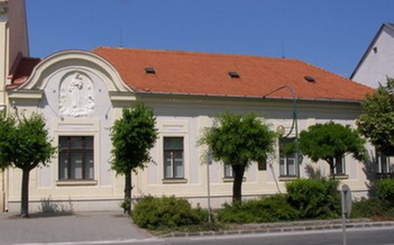 Mestské múzeum v Seredi sídli budove bývalej rímskokatolíckej fary, dnes známej ako Fándlyho fara. Zdroj: Mesto Sereď