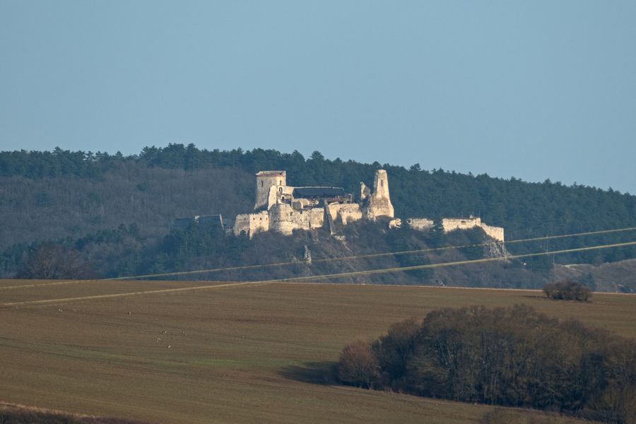 Nad obcou Kostolné sa vám naskytne pohľad na Čachtický hrad. Autor: Vlado Miček
