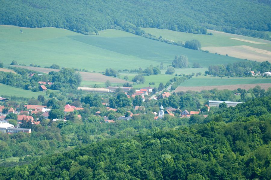 Pohľad na obec Vrbovce spod vrchu Pecková. Autor: Vlado Miček