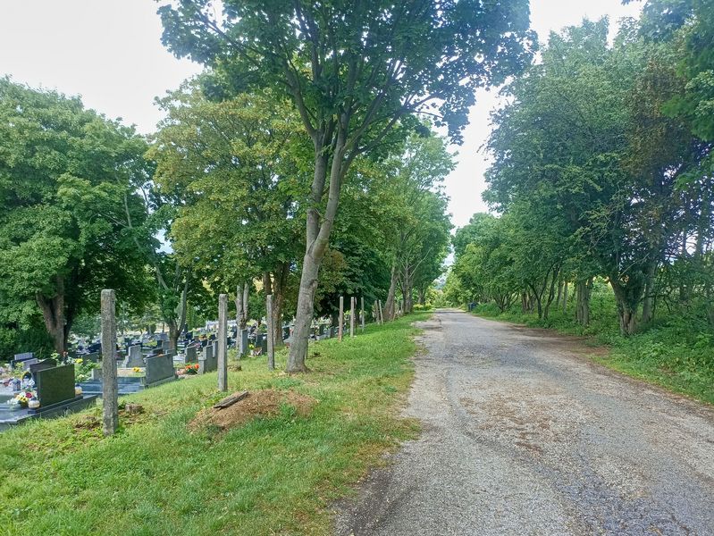 Cesta z Myjavy do Polianky vedie aj cez cintorín.