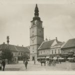 Námestie so stánkami okolo r. 1935, dobová pohľadnica Zdroj FB Fotky stará Trnava