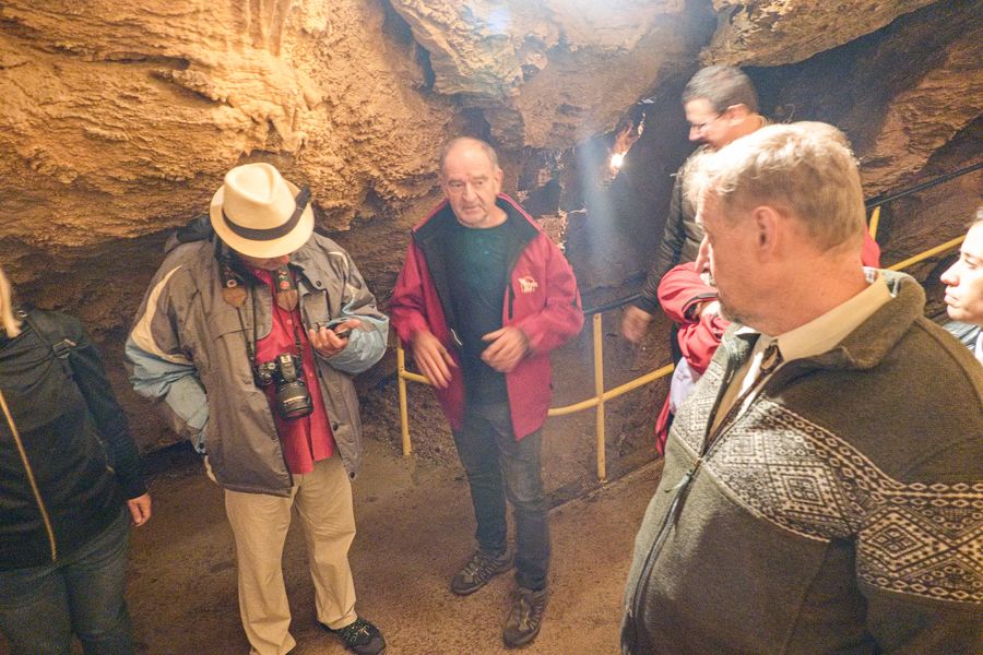Správca jaskyne Driny Peter Zvonár (v červenom)