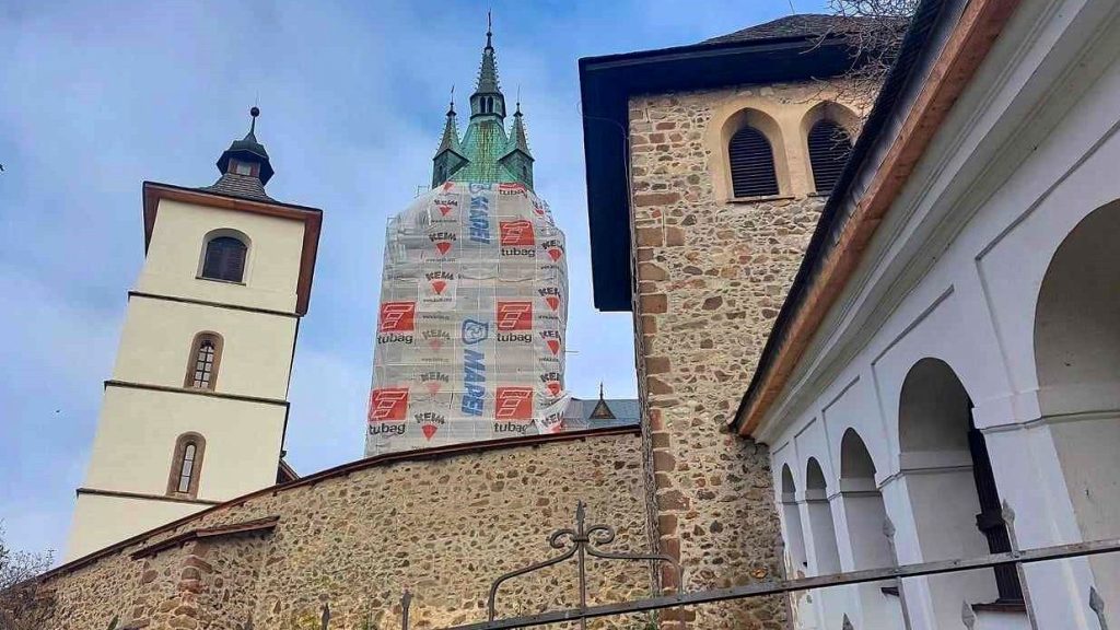 Veža kostola sv. Kataríny prechádza rekonštrukciou, vráti sa k historickému vzhľadu. Zdroj: Mesto Kremnica/Kveta Fajčíková